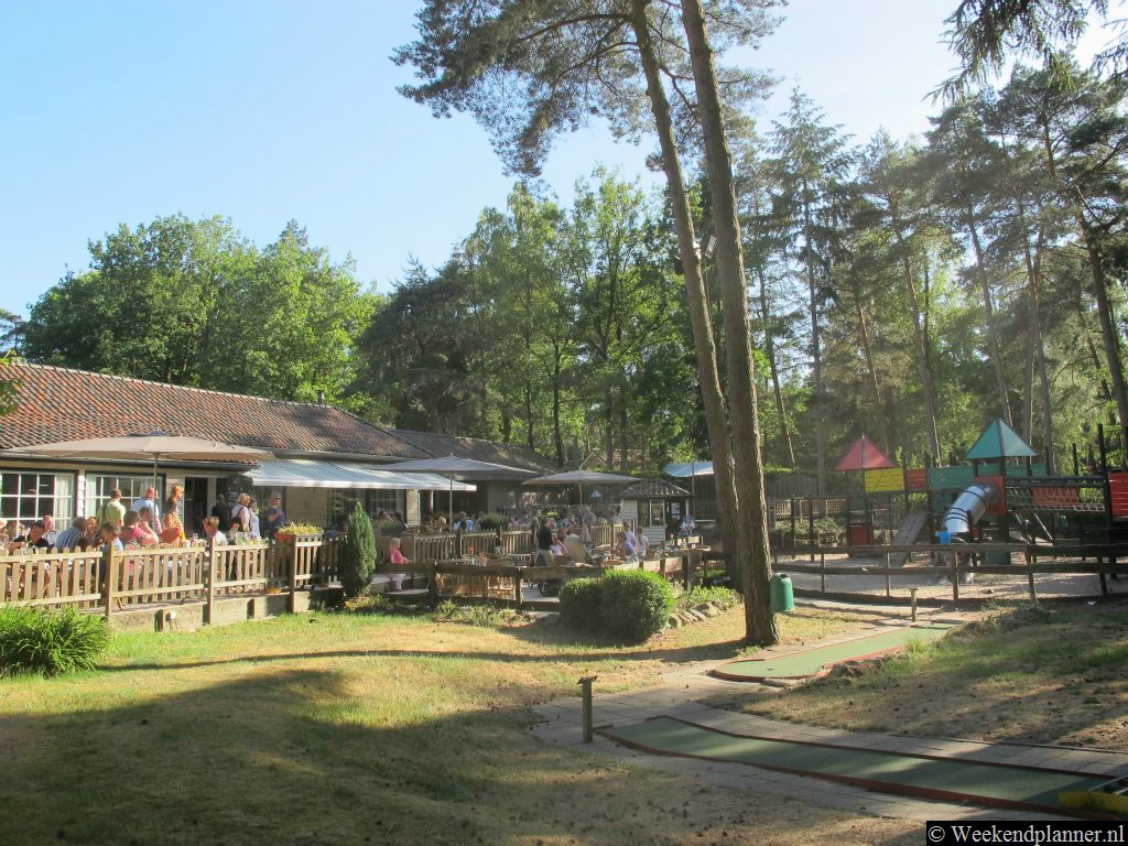 Uitspanning de Posthoorn ligt naast Camping de Posthoorn aan de rand van Oisterwijk. Adres:  De Posthoornseweg 8, Oisterwijk. Het natuurgebied de Kampina ligt maar 50 meter van dit restaurant.